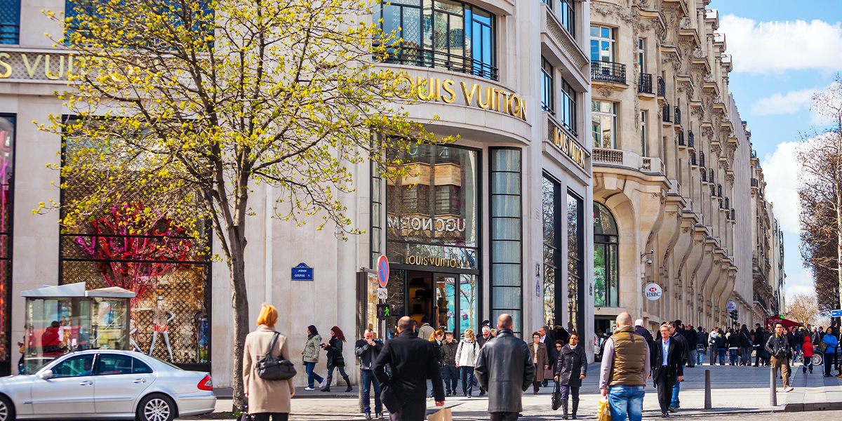 บรรยากาศหน้า Louis Vuitton ที่ถนนฌ็องเซลีเซ่