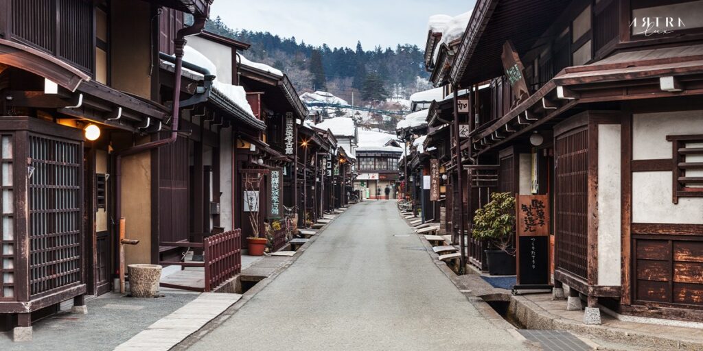 ถนนซันมาจิ ถนนในย่านทายาม่าโอบล้อมด้วยบ้านเรือญี่ปุ่นโบราณ
